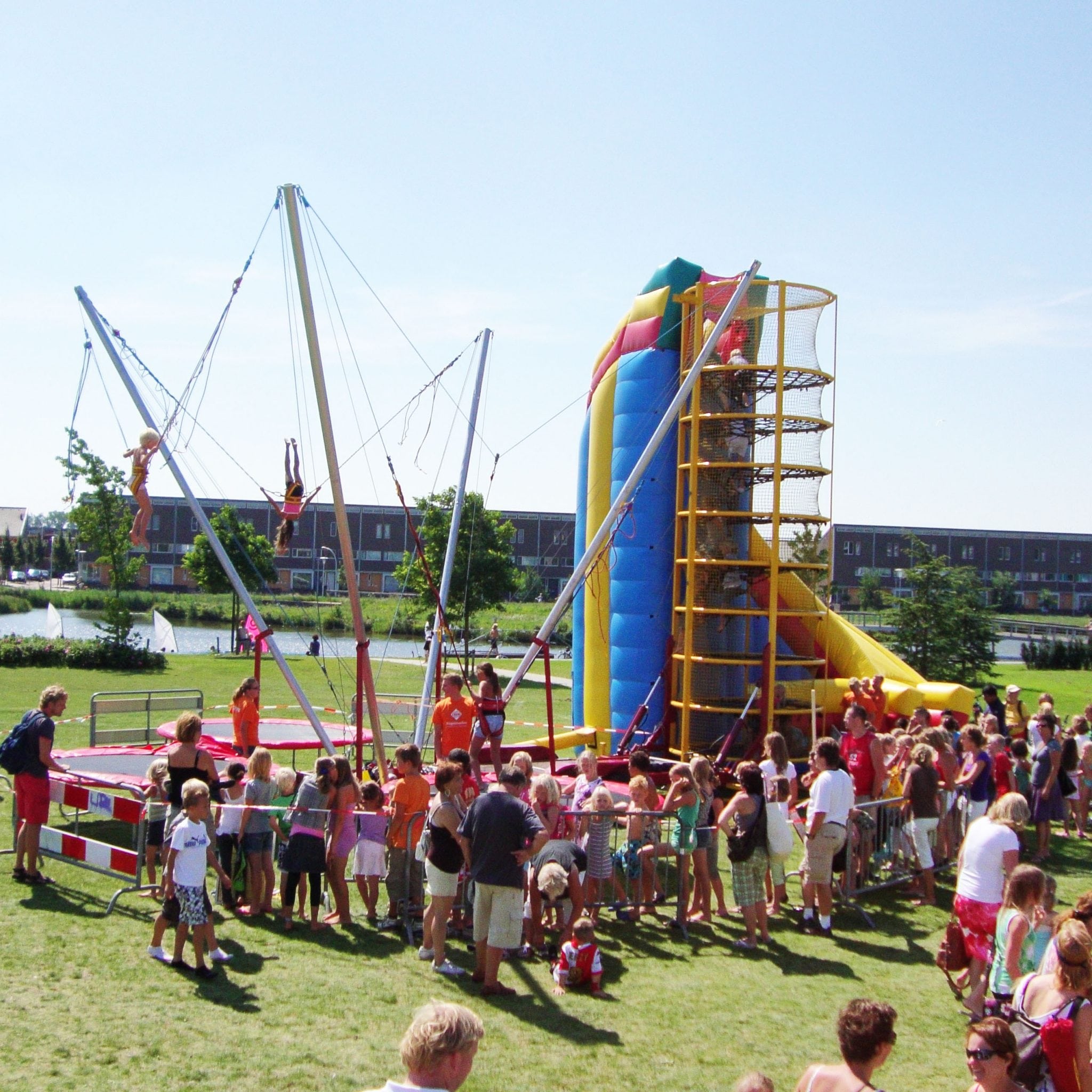 Combi kinderattractie; bungee trampoline, klimtoren, glijbaan - Augie Attracties & Events