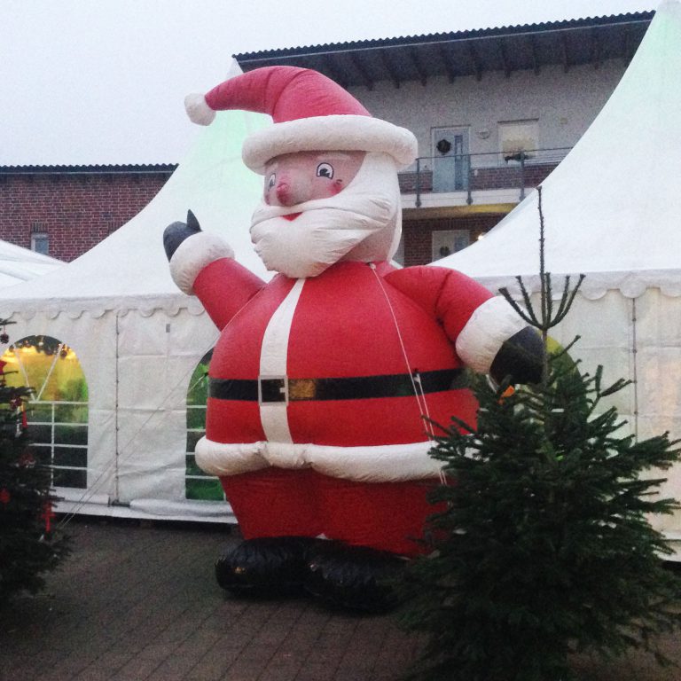 Opblaasbare Kerstman huren Kerstmarkt Kerstborrel Ommen Hardenberg Hoogeveen