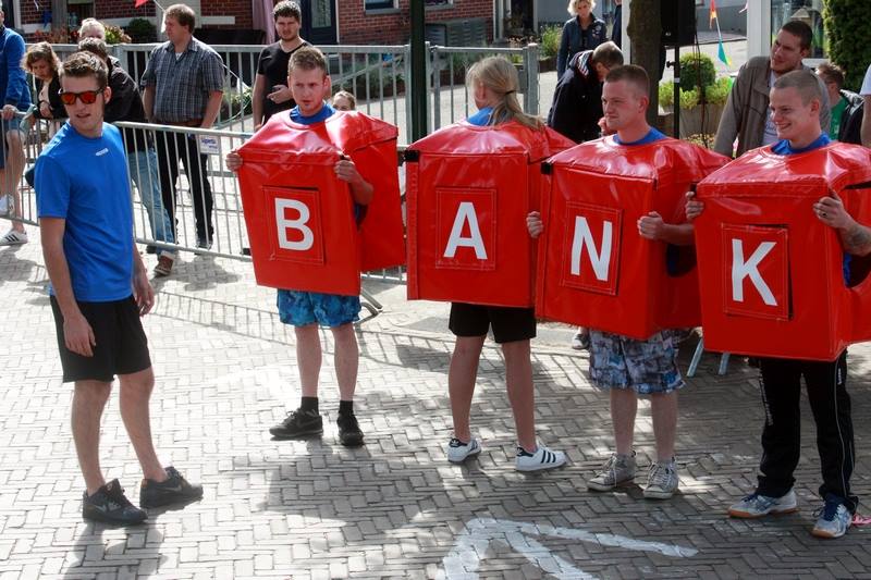 letterpakkenspel, 4 pakken huren, de jongens tegen de meisjes.