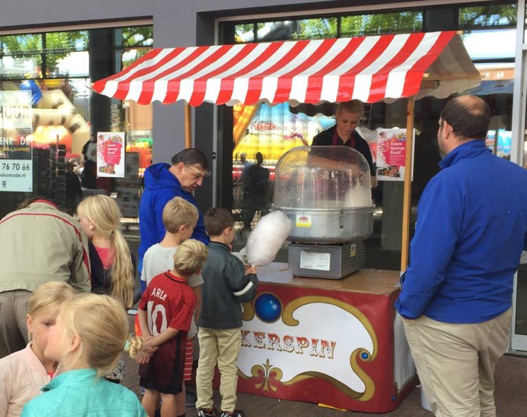 suikerspin uitdelen in Assen