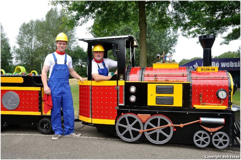 Mini Express Kindertrein huren met machinist en conducteur